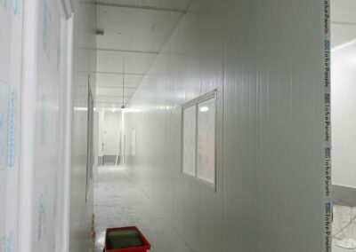 ampliación eficiente de áreas en una sala de proceso, paneles aislantes GLOBEWALL, perfiles sanitarios de PVC, aislamiento térmico óptimo