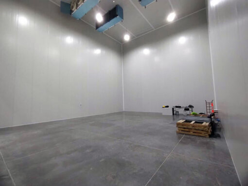 Instalación Eficiente de Cuartos Fríos Farmacéuticos con Paneles Aislantes Aislamart