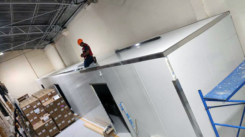 Proceso de instalación de paneles aislantes GLOBEWALL en cámara frigorífica del proyecto de Arturo Pineda en México