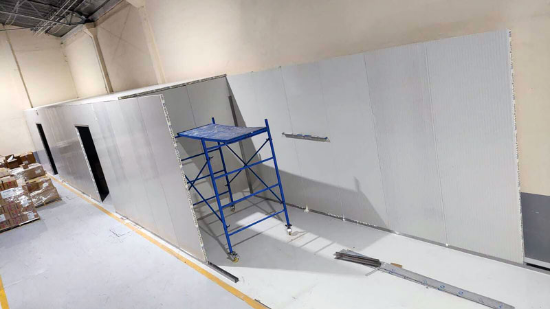 Panel aislante GLOBEWALL 60mm instalado en cámara frigorífica industrial para proyecto de refrigeración en México