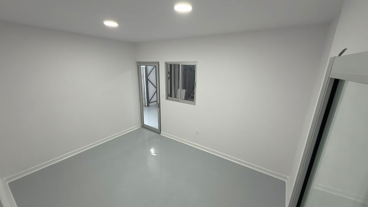 Proyecto-de-Instalación-de-Zoclo-Sanitario-de-PVC-Grado-Alimenticio--Proyecto-M&J-Soluciones