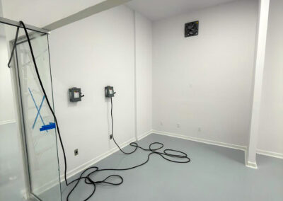 Área de proceso con puerta de cristal y zoclos sanitarios Aislamart que previenen la acumulación de bacterias