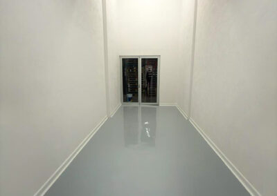 Acabados de grado alimenticio con molduras sanitarias blancas en habitación de envasado hermética