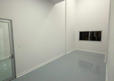 Instalación de perfiles sanitarios curvos en esquinas de cuarto limpio para la industria de alimentos